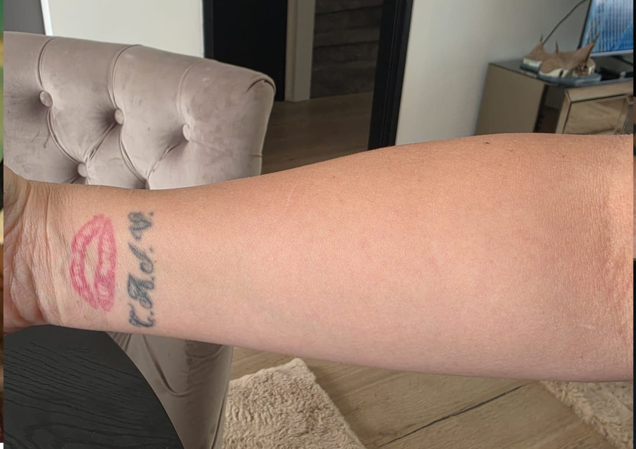 Voor de cover-up — initialen