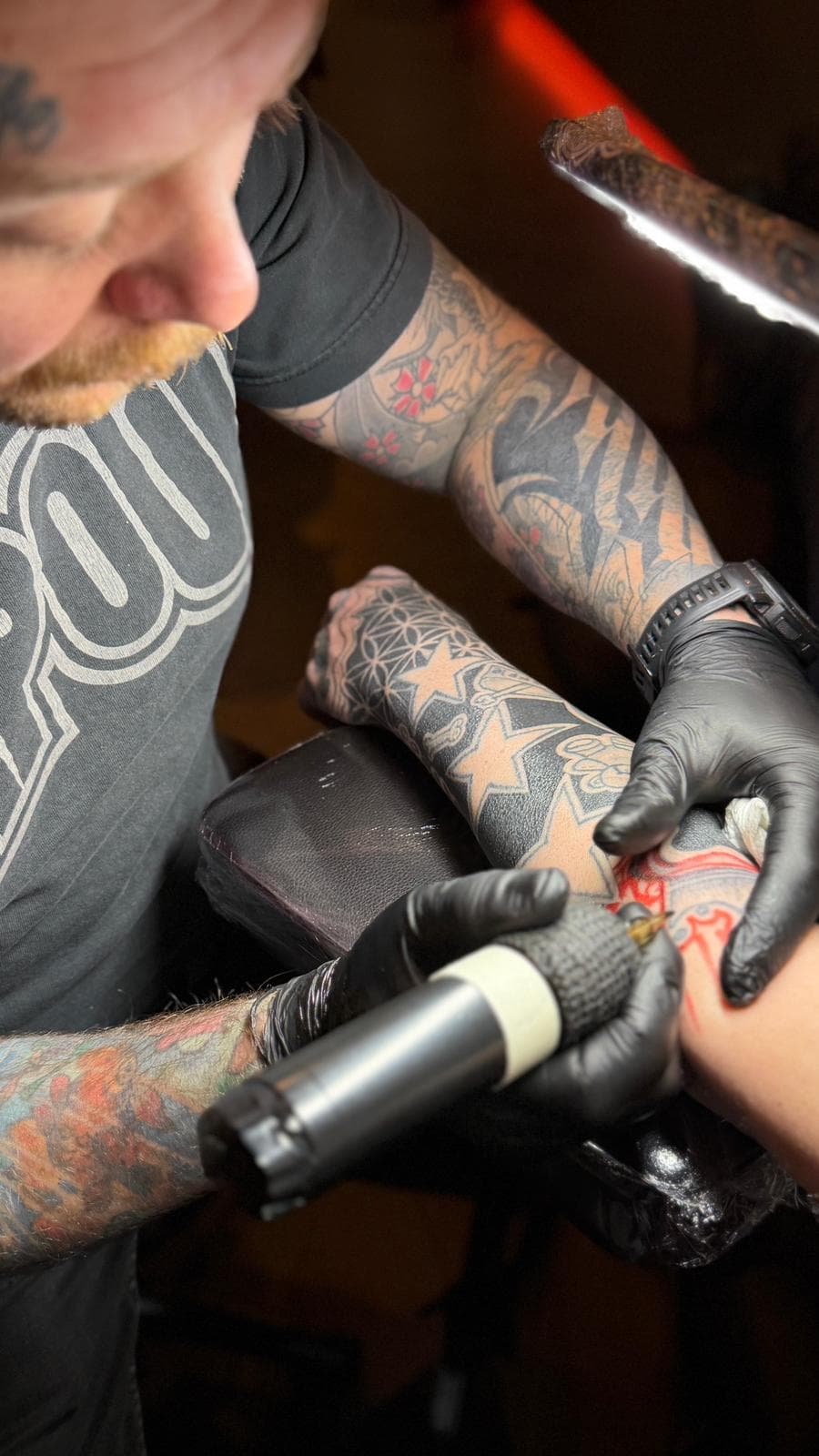 Nick Masolijn aan het werk in zijn tattooshop in Winkelcentrum Woensel